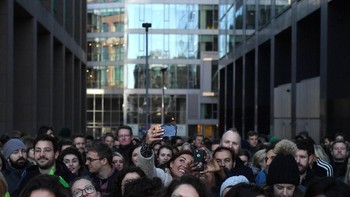 Tampak para karyawan Google di Dublin berduyun duyun keluar dari kantornya. Ribuan karyawan -- kebanyakan di antaranya adalah perempuan -- berdemo dengan walkout, alias meninggalkan kantornya, di lebih dari 60% kantor Google di seluruh dunia pada pukul 11.10 kemarin siang waktu setempat. Foto: Reuters