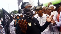 Massa juga membacakan Alfatihah untuk para korban.