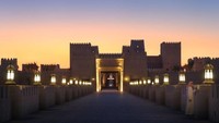Inilah Hotel Qasr Al Sarab. Walau di antah berantah, tengah gurun pasir, resor ini memiliki semuanya, seperti fasilitas kelas atas, villa mewah, kolam renang pribadi, restoran dan spa (Qasr Al Sarab/Anantara/CNN Travel)