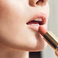 Lift bukanlah tempat untuk berdandan atau touch up. Lakukan aktivitas itu di toilet sebelum memasuki ruangan kantor atau tempat meeting. Foto: iStock