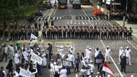 Beginilah kesiapsiagaan aparat keamanan yang disiagakan sejak di depan bunderan patung kuda Indosat menunju ke arah Istana Negara.
