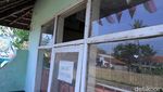 Sedih! Siswa-siswi Ini Belajar di Sekolah yang Rusak