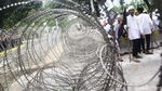 Kawal Massa Aksi 211, Pagar Berduri Dibentangkan