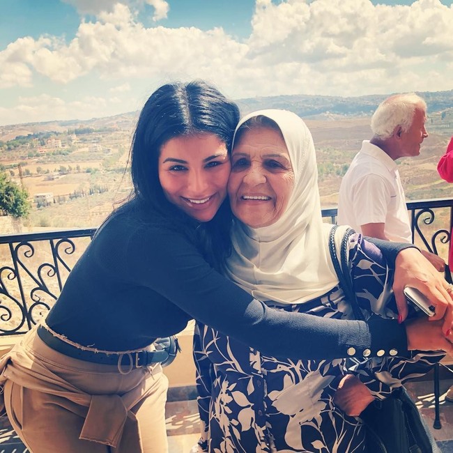 Inilah foto Rima dengan bibinya yang sudah dianggapnya sebagai ibunya. with my Amto who raised me like her own, tulis Rima di Instagramnya. Amto adalah bahasa Arab yang berarti tante.  Foto: Instagram (@rimafakih)