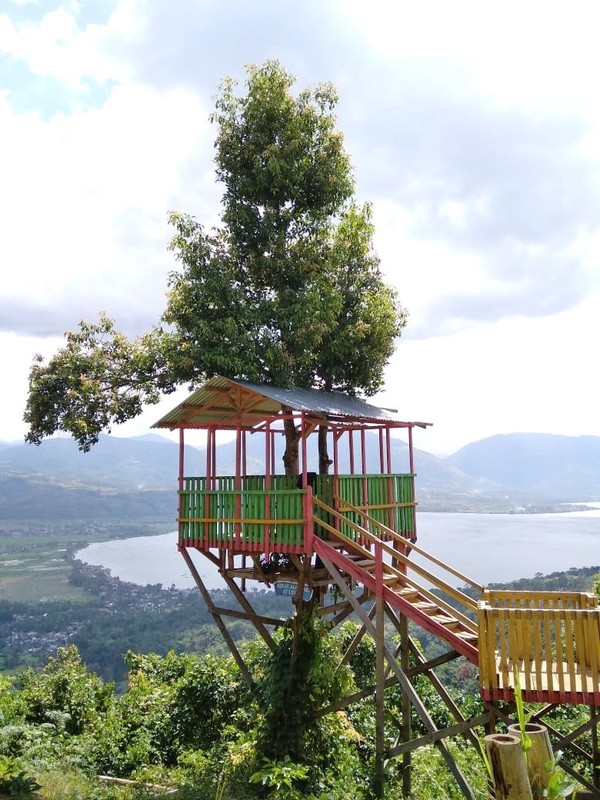 Sesampainya di Puncak Gobah, traveler bisa melihat hamparan Danau Singkarak yang dikelilingi oleh perbukitan nan hijau. Di sini kamu juga bisa selfie di berbagai spot instagramble dengan latar Danau Singkarak. (dok Uda Uni Duta Wisata Kab Solok) Sesampainya di Puncak Gobah, traveler bisa melihat hamparan Danau Singkarak yang dikelilingi oleh perbukitan nan hijau. Di sini kamu juga bisa selfie di berbagai spot instagramble dengan latar Danau Singkarak. (dok Uda Uni Duta Wisata Kab Solok)