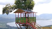Sesampainya di Puncak Gobah, traveler bisa melihat hamparan Danau Singkarak yang dikelilingi oleh perbukitan nan hijau. Di sini kamu juga bisa selfie di berbagai spot instagramble dengan latar Danau Singkarak. (dok Uda Uni Duta Wisata Kab Solok)