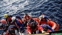 Mereka turun dengan menggunakan perahu karet sambil terus berkeliling di atas laut memantau sinyal black box yang jatuh di dasar laut tersebut.
