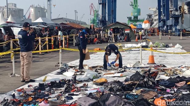 Laboratorium Forensik (Labfor) Bareskrim Polri mendatangi posko evakuasi Lion Air di JICT 2, Tanjung Priok, Jakarta Utara