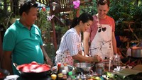 Traveler juga bisa ikut Cooking Class. Banyak agen tur dan travel yang menawarkan paket ini, kalian akan diajak belanja di pasar lokal, hingga belajar masak kuliner Myanmar yang sedap. (dok. Hilton Mandalay)