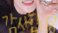 Berusia 27 tahun, Irene terlihat awet muda. Ia sering menggugah fotonya dengan makanan, kemudian ia tambahkan tulisan lucu atau lambang hati yang menggemaskan. Foto: Instagram @redvelvet.smtown