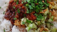 Kurang pedas? Bisa ditambah sambal dan daun kucai juga jadi penyegar nasi sederhana ini. Foto: Instagram @uegina.michelle