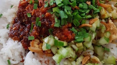 Hari Jumat Enaknya Jajan Nasi Lengko yang Murah Meriah