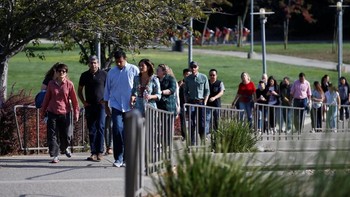 Ini para karyawan yang berdemo di kantor pusat Google di Mountain View, California. Tuntutan lain adalah adanya proses yang jelas, seragam, dan inklusif untuk pelaporan pelecehan seks yang aman dan anonim, kemudian Chief Diversity Officer bisa melapor langsung ke CEO dan memberi rekomendasi langsung ke dewan direksi. Lalu harus ada perwakilan karyawan di dewan direksi. Foto: Reuters