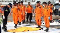Kedua kantong jenazah itu tiba di dermaga JICT 2, Tanjung Priok, Jakarta Utara, pukul 15.30 WIB, Jumat (2/11/2018).