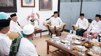 Foto: Prabowo awalnya memakai bajunya yang biasa yakni seragam safari cokelat. Namun akhirnya ia memakai pakaian yang sama dengan Sandiaga, yakni baju koko putih dan sarung hijau lengkap dengan peci hitam. (Dok BPN Prabowo-Sandiaga).