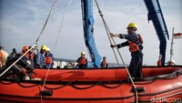 Sebelumnya, Kepala Basarnas Marsdya M Syaugi memastikan tim SAR gabungan bekerja 24 jam serta mengerahkan seluruh kekuatan. Syaugi menyebut tim akan bekerja hingga seluruh tugasnya tuntas. 