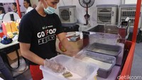 Kalau sedang ingin ngemil sesuatu yang gurih, ada booth Master Squid di area GO-FOOD festival yang menyajikan cumi goreng tepung berukuran besar. Tapi harus siap antre ya! Foto: dok. detikFood