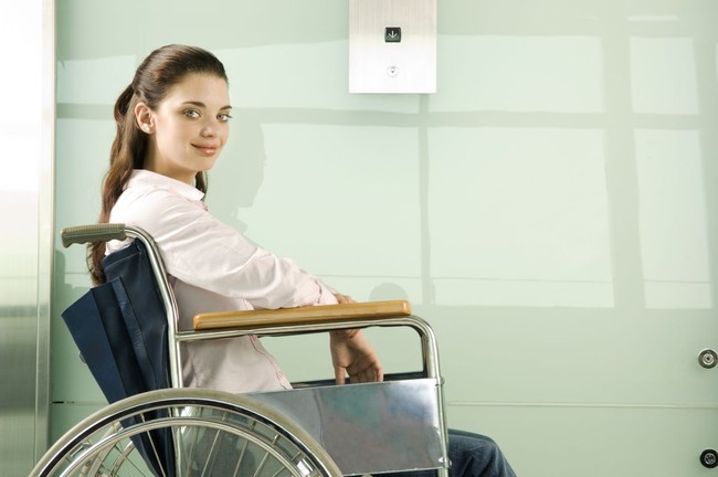 Utamakan pengguna lift lain yang berkebutuhan khusus. Misalnya dengan kursi roda, scruncher, atau berbagai kondisi lainnya. Biarkan mereka masuk lift terlebih dahulu dan jika perlu kamu ikut membantu. Hal ini juga berlaku pada lansia, wanita hamil atau ibu yang membawa balita. Foto: iStock