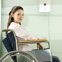 Utamakan pengguna lift lain yang berkebutuhan khusus. Misalnya dengan kursi roda, scruncher, atau berbagai kondisi lainnya. Biarkan mereka masuk lift terlebih dahulu dan jika perlu kamu ikut membantu. Hal ini juga berlaku pada lansia, wanita hamil atau ibu yang membawa balita. Foto: iStock