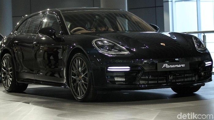 Porsche Indonesia di bawah naungan PT Eurokars Artha Utama resmi meluncurkan produk baru ke tanah air di Showroom Porsche Center Jakarta, Jumat (02/11/2018). Mobil yang diluncurkan adalah Panamera Sport Tourismo.