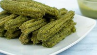 Penggemar churros mungkin mau coba yang beda? Yap! Churros matcha dengan taburan gula pasir yang manis legit. Foto: Instagram @goodmatchamorning