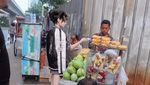 Pose Kulineran Thalasya, Wanita Mirip Boneka yang Doyan Ngopi dan Jajan Rujak