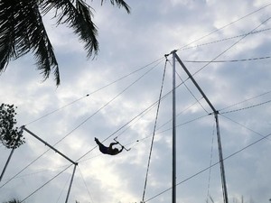 Menjajal Sensasi Berayun dari Ketinggian di Maldives