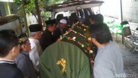 Jenazah George Mustafa Taka pun dibawa ke Masjid terdekat untuk dishalatkan.