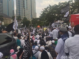 Di Aksi 211 Neno Ajak Massa Nyanyi Lagu Tauhid Ciptaan Rizieq
