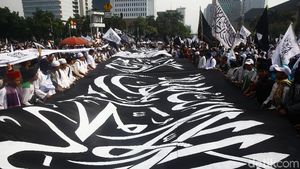 Potret Aksi 211: Kibaran Bendera Tauhid di Depan Istana