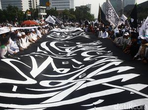 Potret Aksi 211: Kibaran Bendera Tauhid di Depan Istana