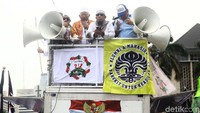 Massa aksi juga menggelar doa bersama untuk korban bencana di Nusa Tenggara Barat dan Sulawesi Tengah hingga jatuhnya pesawat Lion Air. 