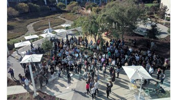 Laporan suasana mogok kerja di wilayah Redwood City. Akun Twitter bernama Google Walkout for Real Change pun dibuat untuk mewadahi laporan aksi demo dari berbagai wilayah. Foto: Twitter