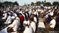Salat berjamaah ini digelar di sela-sela aksi terkait peristiwa pembakaran bendera bertuliskan kalimat tauhid yang dinyatakan Polri sebagai bendera Hizbut Tahrir Indonesia (HTI) di Garut, Jawa Barat. 
