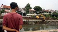 Mulai dari Jalan Palmerah I depan Pasar Pisang hingga menuju arah Kemanggisan, normalisasi masih dalam pengerjaan.
