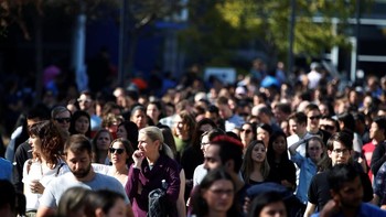 CEO Google Sundar Pichai dan VP people operations Google Eileen Naughton sebenarnya sudah mengeluarkan pernyataan yang berbunyi sudah memecat 48 orang yang terlibat pada kasus pelecehan seks selama dua tahun ke belakang tanpa memberi pesangon. Foto: Reuters