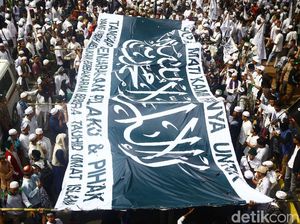 Bendera Tauhid Berkibar dan Dibentangkan di Aksi 211