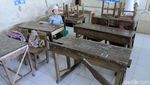 Sedih! Siswa-siswi Ini Belajar di Sekolah yang Rusak