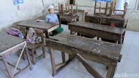 Para murid juga terpaksa harus belajar di kursi dan meja yang sudah reyot. Kondisi ini sungguh sangat memprihatinkan sekali.