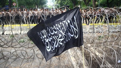 Kawal Massa Aksi 211, Pagar Berduri Dibentangkan