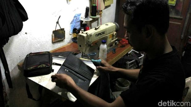 Andres Olah Ban Mobil Bekas jadi Dompet Hingga Tas Berkelas
