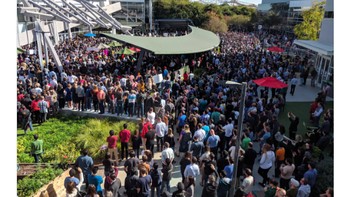 Salah seorang karyawan Google membagikan foto suasana ramai mogok kerja di kantor pusat Google di Mountain View, California. Foto: Twitter