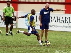 Persib tiba di Stadion PTIK pukul 9.30 WIB. Tim asuhan Roberto Carlos Mario Gomez itu menjalani latihan kurang lebih 1,5 jam.