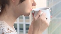 Coklat kopi or kopi coklat? tanya Thalasya pada kolon caption postingan ini. Kulit wajahnya yang sangat mulus bikin ia seperti tak memiliki pori-pori. Foto: instagram @thalasya_