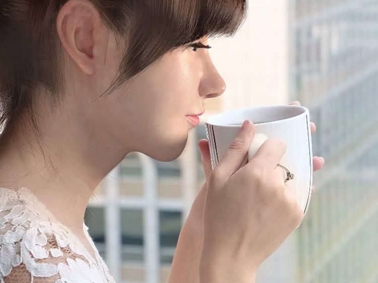 Pose Kulineran Thalasya, Wanita Mirip Boneka yang Doyan Ngopi dan Jajan Rujak