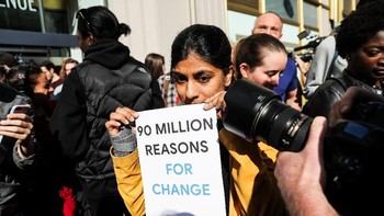 Seorang pegawai Google memegang kertas bertuliskan sejuta alasan untuk berubah. Aksi protes ini dipicu oleh laporan New York Times yang menulis kasus pelecehan seks bapak Android Andy Rubin, yang sudah mengundurkan diri dari Google sejak 2014. Yang dipermasalahkan dari kasus itu adalah Google tetap memberi pesangon pada Rubin setelah ia diketahui melakukan pelecehan seks terhadap bawahan. Foto: Reuters