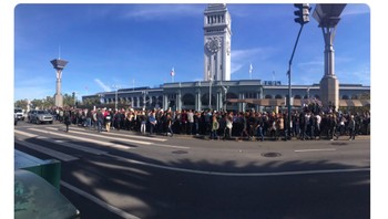 Para pegawai Google di San Francisco tampak keluar kantor dalam jumlah besar dan memenuhi jalanan. Foto: Twitter