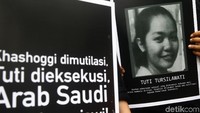 Dalam aksinya mereka membawa foto Tuti Tursilawati dan menyebut-nyebut Jamal Khashoggi.
