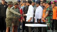 Jokowi secara khusus juga berterima kasih ke Prajurit Korps Marinir Sertu Hendra Syahputra cs yang menemukan black box.