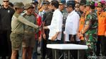 Jokowi Rapat dan Beri Arahan di Posko Evakuasi Lion Air